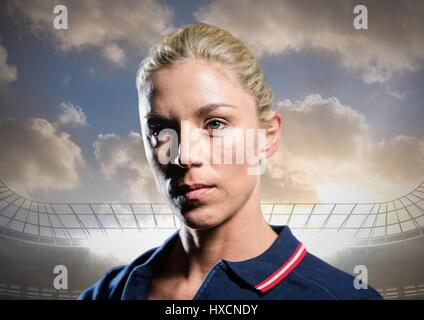 Digitalen Verbund Frau im Polo-Shirt im Stadion mit hellen Lichtern und Himmel mit Wolken Stockfoto