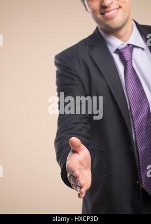 Digitalen Verbund der Geschäftsmann mit Hand ausgestreckt vor Creme Hintergrund Stockfoto