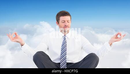 Digitalen Verbund von Menschen meditieren friedlich in den Wolken Stockfoto