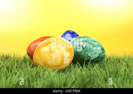 Bunte Ostereier auf Rasen, farbige Ostern Eiern auf dem Rasen |, Farbige Ostereier Auf Rasen | Farbige Ostereier auf dem Rasen | Stockfoto