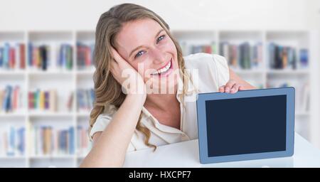 Digital Composite Frau mit Tablet-PC in der Bibliothek Stockfoto