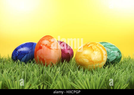 Bunte Ostereier auf Rasen, farbige Ostern Eiern auf dem Rasen |, Farbige Ostereier Auf Rasen | Farbige Ostereier auf dem Rasen | Stockfoto