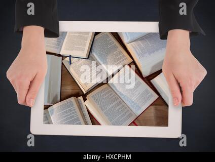 Digital Composite Hände mit Tablet auf Marine Tisch zeigt offene Bücher Stockfoto
