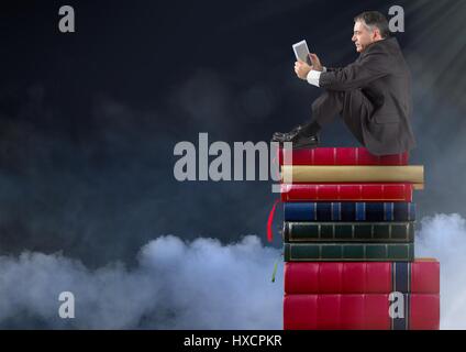 Digital Composite Geschäftsmannes auf Bücher Stapeln durch Wolken sitzen Stockfoto