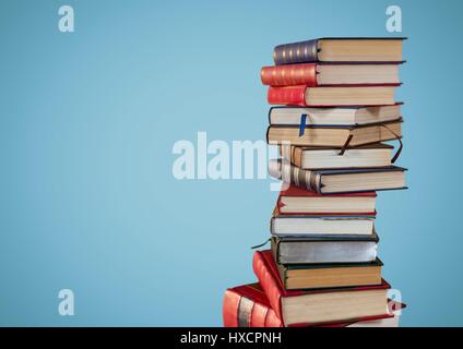 Digitalen Verbund aus Stapel Bücher vor blauem Hintergrund Stockfoto