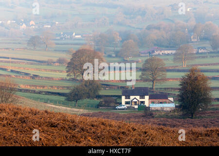 Flintshire, North Wales, UK. 27. März 2017. Klarer Himmel und kühlen Temperaturen als die Sonne steigt über Flintshire in Nordwales und mit der Aussicht auf noch einen warmen Tag voraus. Eine walisische Hütte gebadet im Licht von Sonnenaufgang wie der frühen Morgennebel beginnt zu verblassen, entfernt, um Platz für einen anderen warmen Tag in Flinthsire Kredit zu machen: DGDImages/Alamy Live News Stockfoto