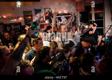 Chemnitz, Deutschland. 26. März 2017. Fans tanzen und jubeln bei einem Konzert der Band quot;Die 