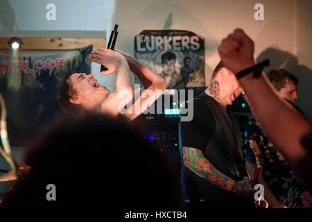 Chemnitz, Deutschland. 26. März 2017. Fans tanzen und jubeln bei einem Konzert der Band quot;Die Chemnitz, Deutschland. 26. März 2017. Fans tanzen und jubeln bei einem Konzert der Band quot;Die