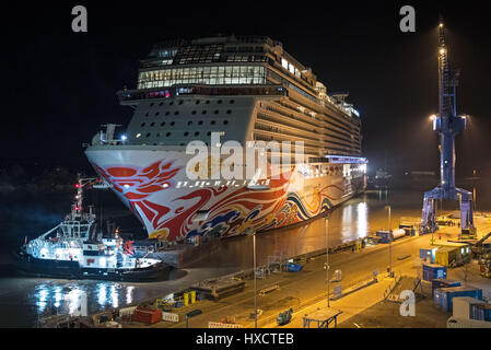 Papenburg, Deutschland. 26. März 2017. Das neueste Kreuzfahrtschiff der Meyer Shipyard, "Norwegische Freude", verlässt den Ausrüstung Pier am Abend des 26. März 2017. Danach die 324 Meter lang und 167.800 BRZ großen Passagier-Schiff wird durch das Dock gehen Tor und lassen für die Nordsee durch den schmalen Fluss Ems - Foto: Ingo Wagner/Dpa/Alamy Live News Stockfoto