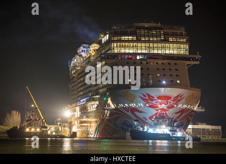 Papenburg, Deutschland. 26. März 2017. Das neueste Kreuzfahrtschiff der Meyer Shipyard, "Norwegische Freude", verlässt den Ausrüstung Pier am Abend des 26. März 2017. Danach die 324 Meter lang und 167.800 BRZ großen Passagier-Schiff wird durch das Dock gehen Tor und lassen für die Nordsee durch den schmalen Fluss Ems - Foto: Ingo Wagner/Dpa/Alamy Live News Stockfoto