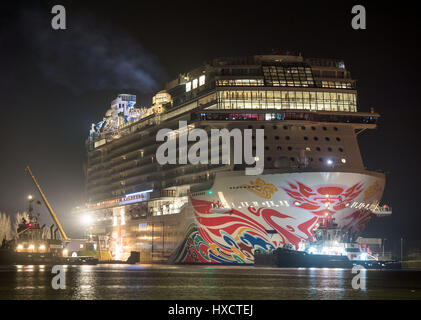 Papenburg, Deutschland. 26. März 2017. Das neueste Kreuzfahrtschiff der Meyer Shipyard, "Norwegische Freude", verlässt den Ausrüstung Pier am Abend des 26. März 2017. Danach die 324 Meter lang und 167.800 BRZ großen Passagier-Schiff wird durch das Dock gehen Tor und lassen für die Nordsee durch den schmalen Fluss Ems - Foto: Ingo Wagner/Dpa/Alamy Live News Stockfoto