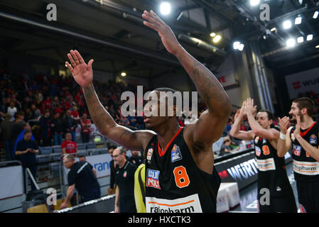 Bamberg, Deutschland. 26. März 2017. Ulmer Raymar Morgan (M) feiert den Sieg nach dem deutschen Basketball-Liga-Spiel zwischen Brose Bamberg und Ratiopharm Ulm in der Brose-Arena in Bamberg, Deutschland, 26. März 2017. Ratiopharm Ulm gewonnen 79:84. Foto: Nicolas Armer/Dpa/Alamy Live News Stockfoto