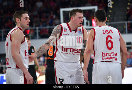 Bamberg, Deutschland. 26. März 2017. Bamberger Nikolaos Zisis (R) spricht mit seinen Teamkollegen Fabien Causeur (L) und Daniel Theis in der deutschen Basketball-Liga zwischen Brose Bamberg und Ratiopharm Ulm in der Brose-Arena in Bamberg, Deutschland, 26. März 2017 übereinstimmen. Ratiopharm Ulm gewonnen 79:84. Foto: Nicolas Armer/Dpa/Alamy Live News Stockfoto