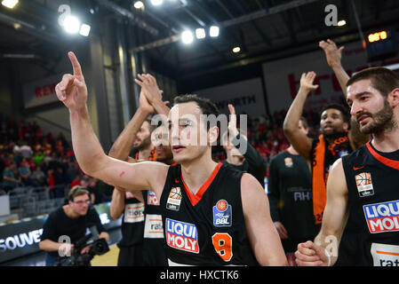 Bamberg, Deutschland. 26. März 2017. Ulmer Team feiert den Sieg, nachdem die deutschen Basketball-Liga-match zwischen Brose Bamberg und Ratiopharm Ulm in der Brose-Arena in Bamberg, Deutschland, 26. März 2017. Ratiopharm Ulm gewonnen 79:84. Foto: Nicolas Armer/Dpa/Alamy Live News Stockfoto