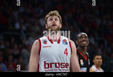 Bamberg, Deutschland. 26. März 2017. Bamberger Nicolo Melli (M) steht neben den Ulmer Raymar Morgan (R) während der deutschen Basketball-Liga-match zwischen Brose Bamberg und Ratiopharm Ulm in der Brose-Arena in Bamberg, Deutschland, 26. März 2017. Ratiopharm Ulm gewonnen 79:84. Foto: Nicolas Armer/Dpa/Alamy Live News Stockfoto