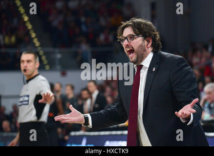 Bamberg, Deutschland. 26. März 2017. Bamberger Headcoach Andrea Trinchieri gestikuliert während der deutschen Basketball-League-Spiel zwischen Brose Bamberg und Ratiopharm Ulm in der Brose-Arena in Bamberg, Deutschland, 26. März 2017. Ratiopharm Ulm gewonnen 79:84. Foto: Nicolas Armer/Dpa/Alamy Live News Stockfoto