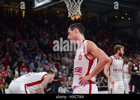 Bamberg, Deutschland. 26. März 2017. Bamberger Nikolaos Zisis (M), Daniel Theis (L) und Nicolo Melli Blick auf den Boden während der deutschen Basketball-League-Spiel zwischen Brose Bamberg und Ratiopharm Ulm in der Brose-Arena in Bamberg, Deutschland, 26. März 2017. Ratiopharm Ulm gewonnen 79:84. Foto: Nicolas Armer/Dpa/Alamy Live News Stockfoto