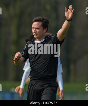 Duisburg, Deutschland. 26. März 2017.  freundlichen Fußballspiel MSV Duisburg Vs Japan U20: Schiedsrichter Rene Katernberg. Bildnachweis: Jürgen Schwarz/Alamy Live-Nachrichten Stockfoto