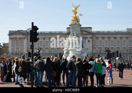 London, UK. 26. März 2017. Massen von Touristen, die Buckingham Palace auf der Mall in London während der sonnigen Frühlingswetter. Bildnachweis: Vickie Flores/Alamy Live-Nachrichten Stockfoto