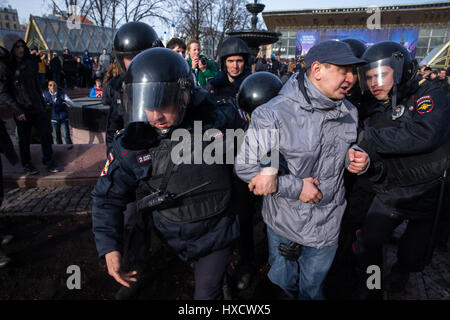 Moskau, Russland. 26. März 2017. Polizei verhaften Teilnehmerin russischen oppositionellen Aktivisten Alexei Navalny Anti-Korruptions-Rallye in Puschkin-Platz. Die Veranstaltung wurde von der Moskauer Regierung nicht autorisiert. Stockfoto