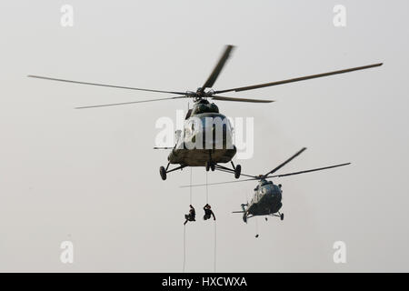 Nay Pyi Taw, Myanmar. 27. März 2017. Militärhubschrauber besuchen eine Parade anlässlich des 72. Armed Forces Day in Nay Pyi Taw, Myanmar, 27. März 2017. Bildnachweis: U Aung/Xinhua/Alamy Live-Nachrichten Stockfoto