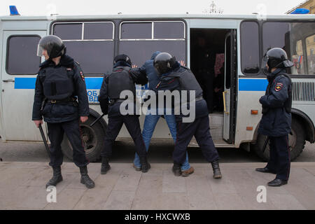 Moskau, Russland. 26. März 2017. Polizei verhaften Teilnehmerin russischen oppositionellen Aktivisten Alexei Navalny Anti-Korruptions-Rallye in Puschkin-Platz. Die Veranstaltung wurde von der Moskauer Regierung nicht autorisiert. Stockfoto