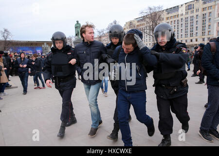 Moskau, Russland. 26. März 2017. Polizei verhaften Teilnehmerin russischen oppositionellen Aktivisten Alexei Navalny Anti-Korruptions-Rallye in Puschkin-Platz. Die Veranstaltung wurde von der Moskauer Regierung nicht autorisiert. Stockfoto