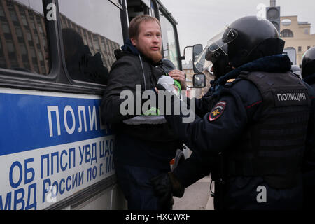 Moskau, Russland. 26. März 2017. Polizei verhaften Teilnehmerin russischen oppositionellen Aktivisten Alexei Navalny Anti-Korruptions-Rallye in Puschkin-Platz. Die Veranstaltung wurde von der Moskauer Regierung nicht autorisiert. Stockfoto