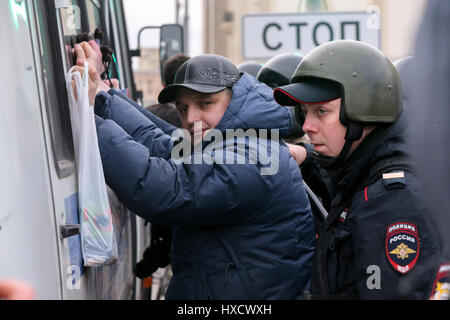 Moskau, Russland. 26. März 2017. Polizei verhaften Teilnehmerin russischen oppositionellen Aktivisten Alexei Navalny Anti-Korruptions-Rallye in Puschkin-Platz. Die Veranstaltung wurde von der Moskauer Regierung nicht autorisiert. Stockfoto