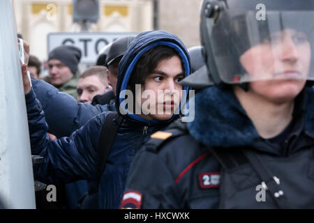 Moskau, Russland. 26. März 2017. Polizei verhaften Teilnehmerin russischen oppositionellen Aktivisten Alexei Navalny Anti-Korruptions-Rallye in Puschkin-Platz. Die Veranstaltung wurde von der Moskauer Regierung nicht autorisiert. Stockfoto