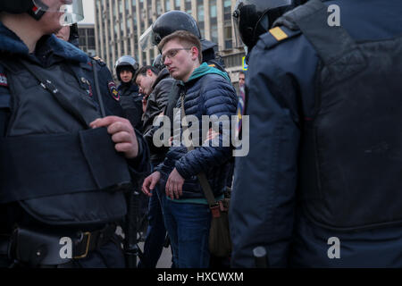 Moskau, Russland. 26. März 2017. Polizei verhaften Teilnehmerin russischen oppositionellen Aktivisten Alexei Navalny Anti-Korruptions-Rallye in Puschkin-Platz. Die Veranstaltung wurde von der Moskauer Regierung nicht autorisiert. Stockfoto