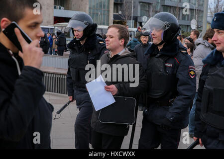 Moskau, Russland. 26. März 2017. Polizei verhaften Teilnehmerin russischen oppositionellen Aktivisten Alexei Navalny Anti-Korruptions-Rallye in Puschkin-Platz. Die Veranstaltung wurde von der Moskauer Regierung nicht autorisiert. Stockfoto