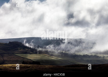 Teesdale, County Durham UK. Montag, 27. März. Großbritannien Wetter. Stimmungsvolle Himmel wie die Sonne durchbricht auf die Mauren Eggleston Common in den North Pennines. Bildnachweis: David Forster/Alamy Live-Nachrichten Stockfoto