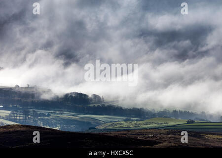 Teesdale, County Durham UK. Montag, 27. März. Großbritannien Wetter. Stimmungsvolle Himmel wie die Sonne durchbricht auf die Mauren Eggleston Common in den North Pennines. Bildnachweis: David Forster/Alamy Live-Nachrichten Stockfoto