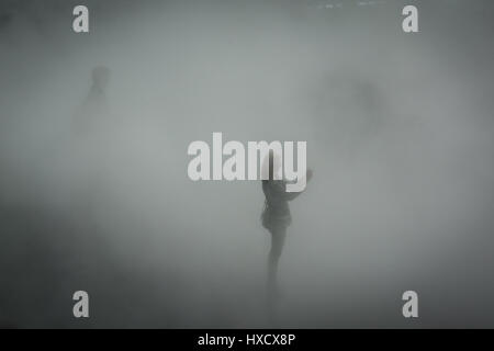 London UK 27. März 2017. Eine Frau hält um ein Selbstporträt zu nehmen, wie sie in dichten, wirbelnden Nebel auf Bankside in London umhüllt ist. Bildnachweis: Patricia Phillips / Alamy Live News Stockfoto