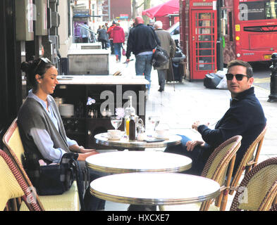 London.UK.27th März 2017. Chelsea-Legende Frank Lampard und Frau Christine Bleakley frühstücken Frühling in Sloane Square, Chelsea © Brian Minkoff/Alamy Live News Stockfoto