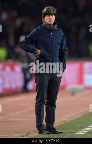 Deutschlands Kopf sieht Trainer Joachim Loew von der Seitenlinie während der Fußball-WM-Qualifikation Gruppe Phase auf match zwischen Aserbaidschan und Deutschland in Baku, Aserbaidschan, 26. März 2017. Foto: Marius Becker/dpa Stockfoto