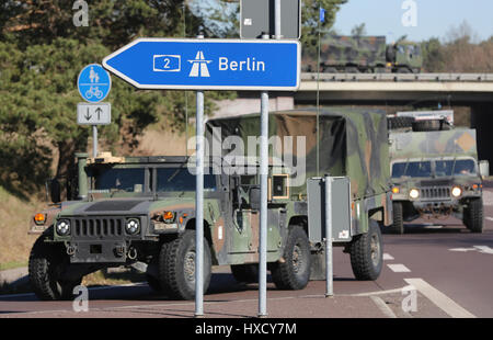 Burg, Deutschland. 27. März 2017. NATO militärische Fahrzeuge fahren auf der Autobahn A2 in Richtung Berlin, in der Nähe von Burg, Deutschland, 27. März 2017. Teile der verstärkt nach vorne Präsenz (eFP) wurden von der Rose-Kaserne in Deutschland ab dem 25. Mai 2017 in Richtung Orzysz in Polen verlegt. Es werden sie eine eFP Mission der NATO zu erfüllen. NATO-Soldaten aus den USA, Großbritannien und Rumänien sind im Preis inbegriffen. Foto: Peter Gercke/Dpa-Zentralbild/Dpa/Alamy Live News Stockfoto