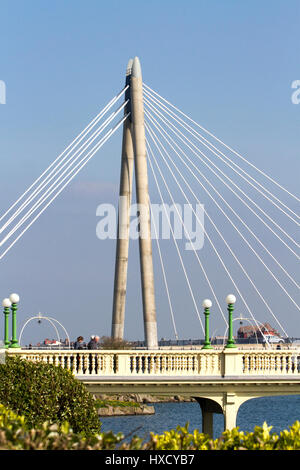 Southport, Merseyside. 27. März 2017. Großbritannien Wetter.  Fabelhafte Nachmittagssonne und warmen Frühlingstemperaturen bringen Menschen zu Tausenden in den Badeort Southport in Merseyside. Bildnachweis: Cernan Elias/Alamy Live-Nachrichten Stockfoto