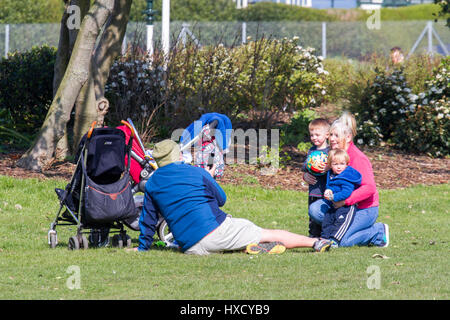 Southport, Merseyside. 27. März 2017. Großbritannien Wetter.  Fabelhafte Nachmittagssonne und warmen Frühlingstemperaturen bringen Menschen zu Tausenden in den Badeort Southport in Merseyside. Bildnachweis: Cernan Elias/Alamy Live-Nachrichten Stockfoto