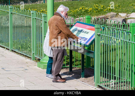 Southport, Merseyside. 27. März 2017. Großbritannien Wetter.  Fabelhafte Nachmittagssonne und warmen Frühlingstemperaturen bringen Menschen zu Tausenden in den Badeort Southport in Merseyside. Bildnachweis: Cernan Elias/Alamy Live-Nachrichten Stockfoto