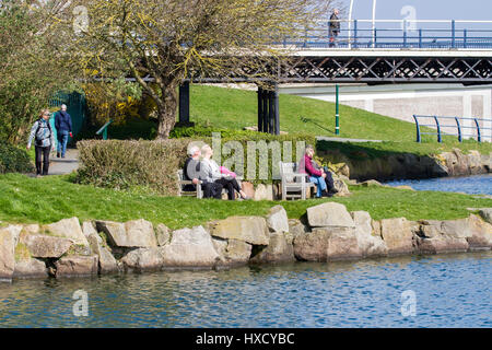 Southport, Merseyside. 27. März 2017. Großbritannien Wetter.  Fabelhafte Nachmittagssonne und warmen Frühlingstemperaturen bringen Menschen zu Tausenden in den Badeort Southport in Merseyside. Bildnachweis: Cernan Elias/Alamy Live-Nachrichten Stockfoto