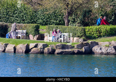 Southport, Merseyside. 27. März 2017. Großbritannien Wetter.  Fabelhafte Nachmittagssonne und warmen Frühlingstemperaturen bringen Menschen zu Tausenden in den Badeort Southport in Merseyside. Bildnachweis: Cernan Elias/Alamy Live-Nachrichten Stockfoto