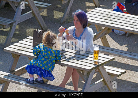 Southport, Merseyside. 27. März 2017. Großbritannien Wetter.  Fabelhafte Nachmittagssonne und warmen Frühlingstemperaturen bringen Menschen zu Tausenden in den Badeort Southport in Merseyside. Bildnachweis: Cernan Elias/Alamy Live-Nachrichten Stockfoto