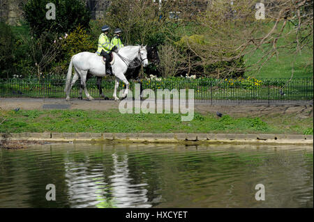 London, UK. 27. März 2017. UK-Wetter: Montiert Polizei Patrouille Wanderwege. Touristen und Büroangestellte genießen das schöne Wetter und Sonnenschein im St. James Park. Bildnachweis: Stephen Chung/Alamy Live-Nachrichten Stockfoto