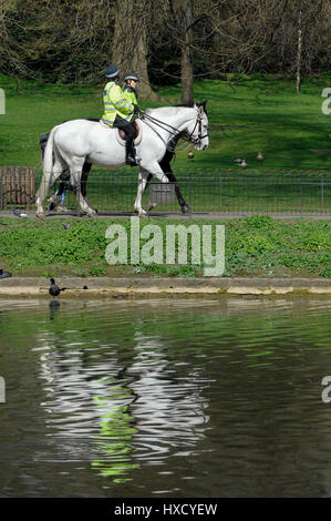 London, UK. 27. März 2017. UK-Wetter: Montiert Polizei Patrouille Wanderwege. Touristen und Büroangestellte genießen das schöne Wetter und Sonnenschein im St. James Park. Bildnachweis: Stephen Chung/Alamy Live-Nachrichten Stockfoto