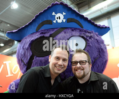 Leipzig, Deutschland. 26. März 2017. Schriftsteller Sebastian Fitzek (L) und Illustrator Jörn "Stolli" Stollmann, posieren für den Fotografen auf der Buchmesse in Leipzig, Deutschland, 26. März 2017. Sie stellen neben einer Figur aus ihrem Kinderbuch "Pupsi Und super" benannt. Es erzählt die Geschichte einer ungewöhnlichen Freundschaft zwischen einem kleinen Jungen und einem Stinktier. Foto: Jens Kalaene/Dpa-Zentralbild/ZB/Dpa/Alamy Live News Stockfoto