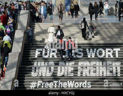 Leipzig, Deutschland. 26. März 2017. Besucher gehen Sie die Treppe hinauf, die gelesen "Fuer Das Wort Und die Freiheit. #FreeTheWords' (lit. Für das Wort und die Freiheit. #FreeTheWords), eine Initiative von deutschen Verleger und Buchhändler Association, auf der Buchmesse in Leipzig, Deutschland, 26. März 2017. Foto: Jens Kalaene/Dpa-Zentralbild/ZB/Dpa/Alamy Live News Stockfoto