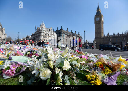 London, UK. 27. März 2017. Floral Tribute angelegt vor den Houses of Parliament, nach dem terroristischen Anschlag in Westminster. Bildnachweis: Stephen Chung/Alamy Live-Nachrichten Stockfoto