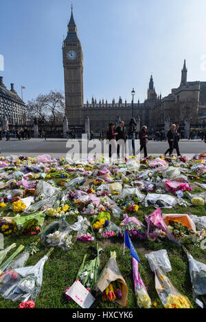 London, UK. 27. März 2017. Floral Tribute angelegt vor den Houses of Parliament, nach dem terroristischen Anschlag in Westminster. Bildnachweis: Stephen Chung/Alamy Live-Nachrichten Stockfoto